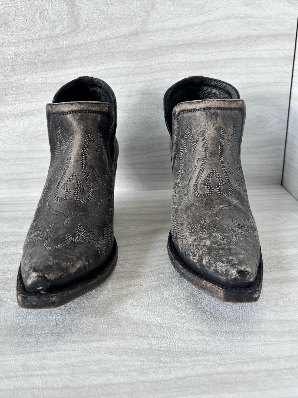 With Box Ariat Women’s Western Boots - naturally distressed black booties size 8 - Picture 16 of 16